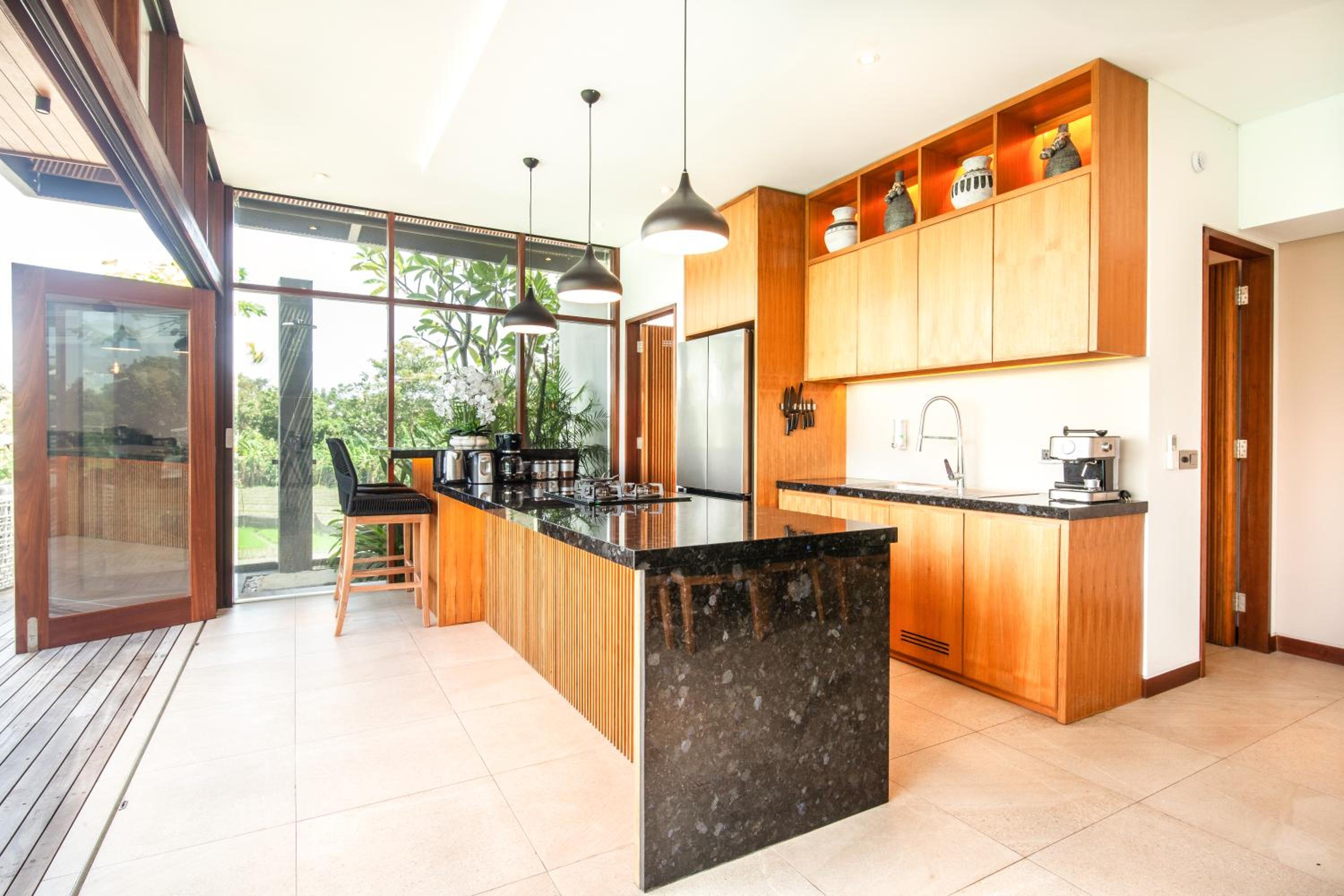 Enchanting 6BR Villa, Breathtaking Vistas Canggu