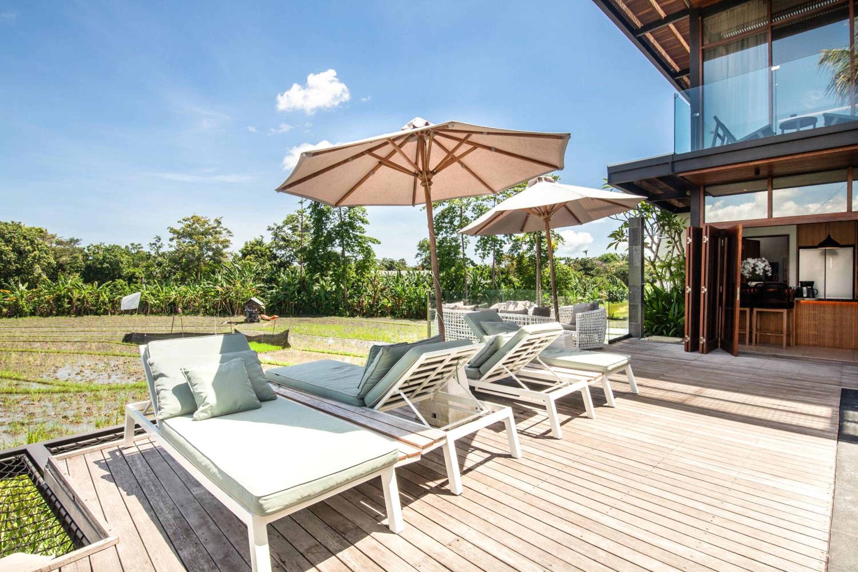 Enchanting 6BR Villa, Breathtaking Vistas Canggu