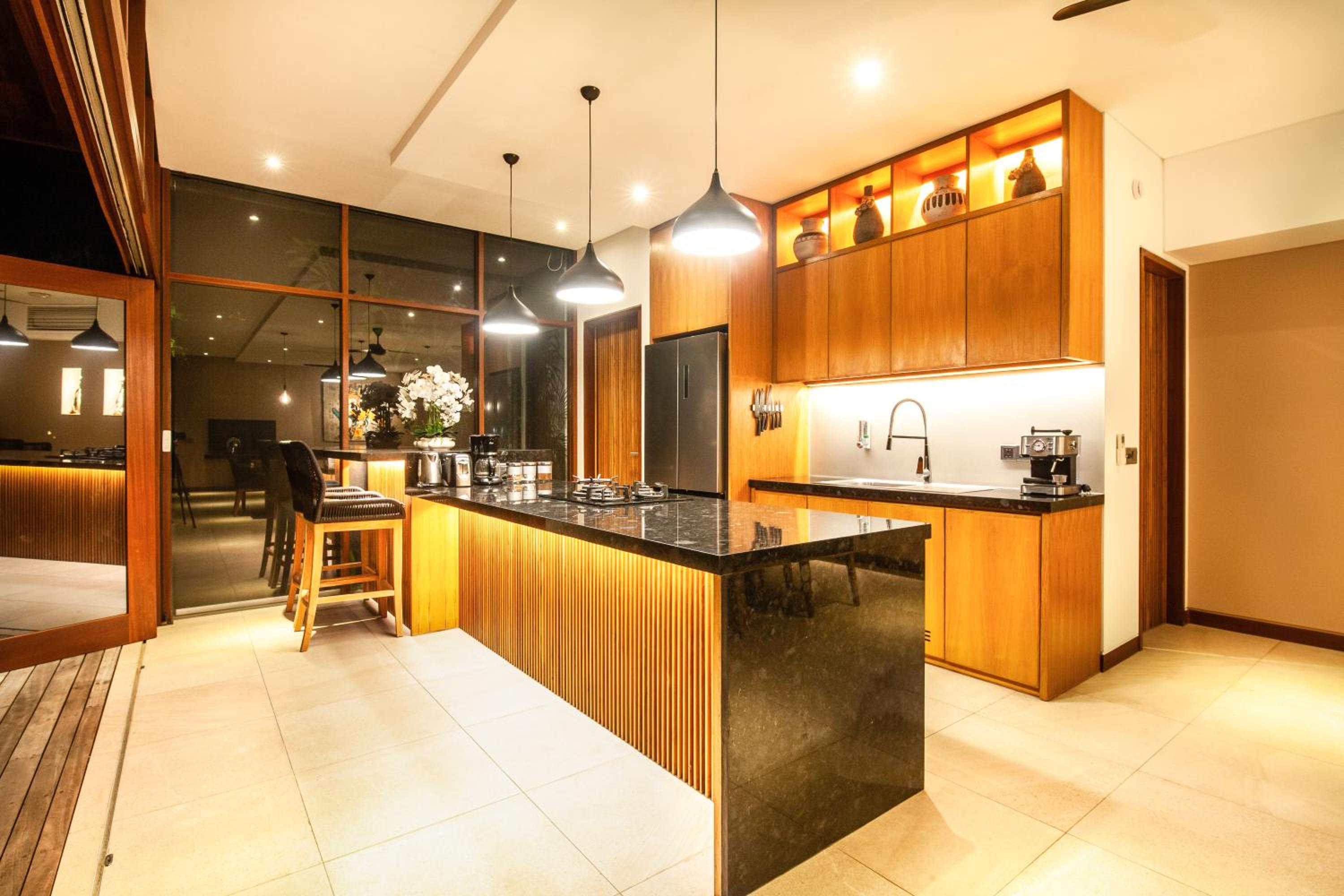 Enchanting 6BR Villa, Breathtaking Vistas Canggu