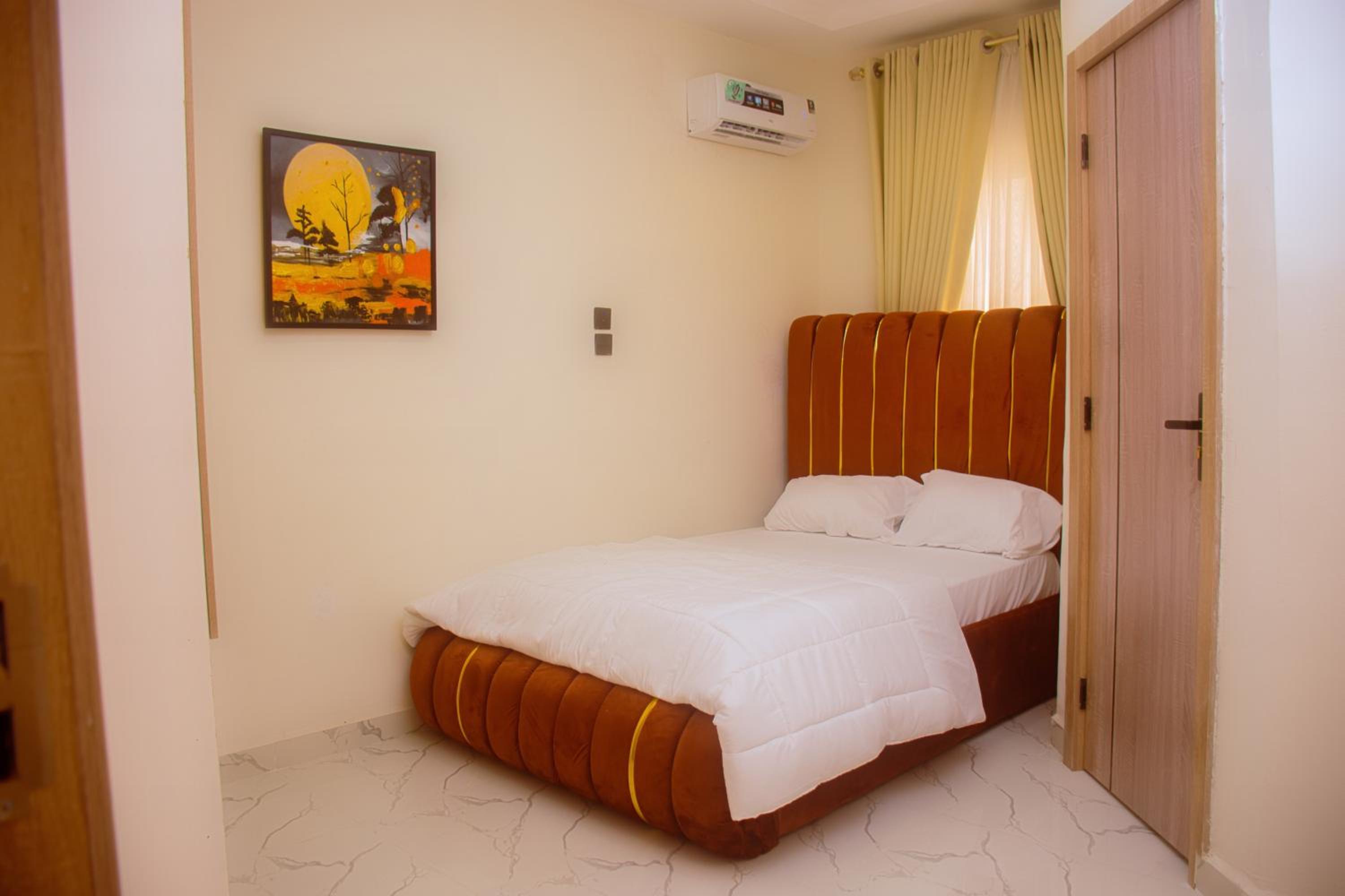 Lekki Aprt Pool Gym sleeps 6 FreeP Tv WiFi view 4