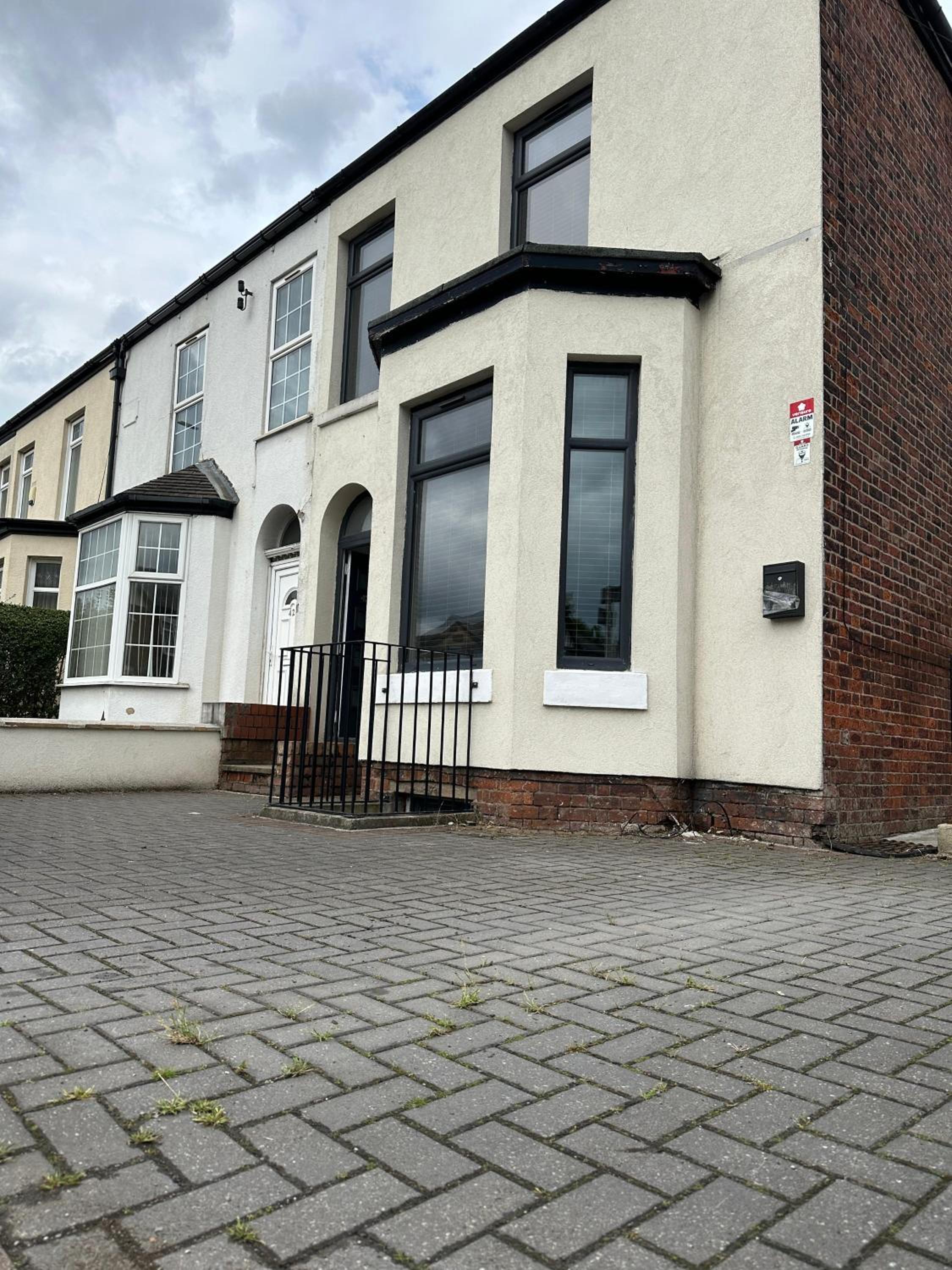 House in Manchester-Onsite Host photo 2