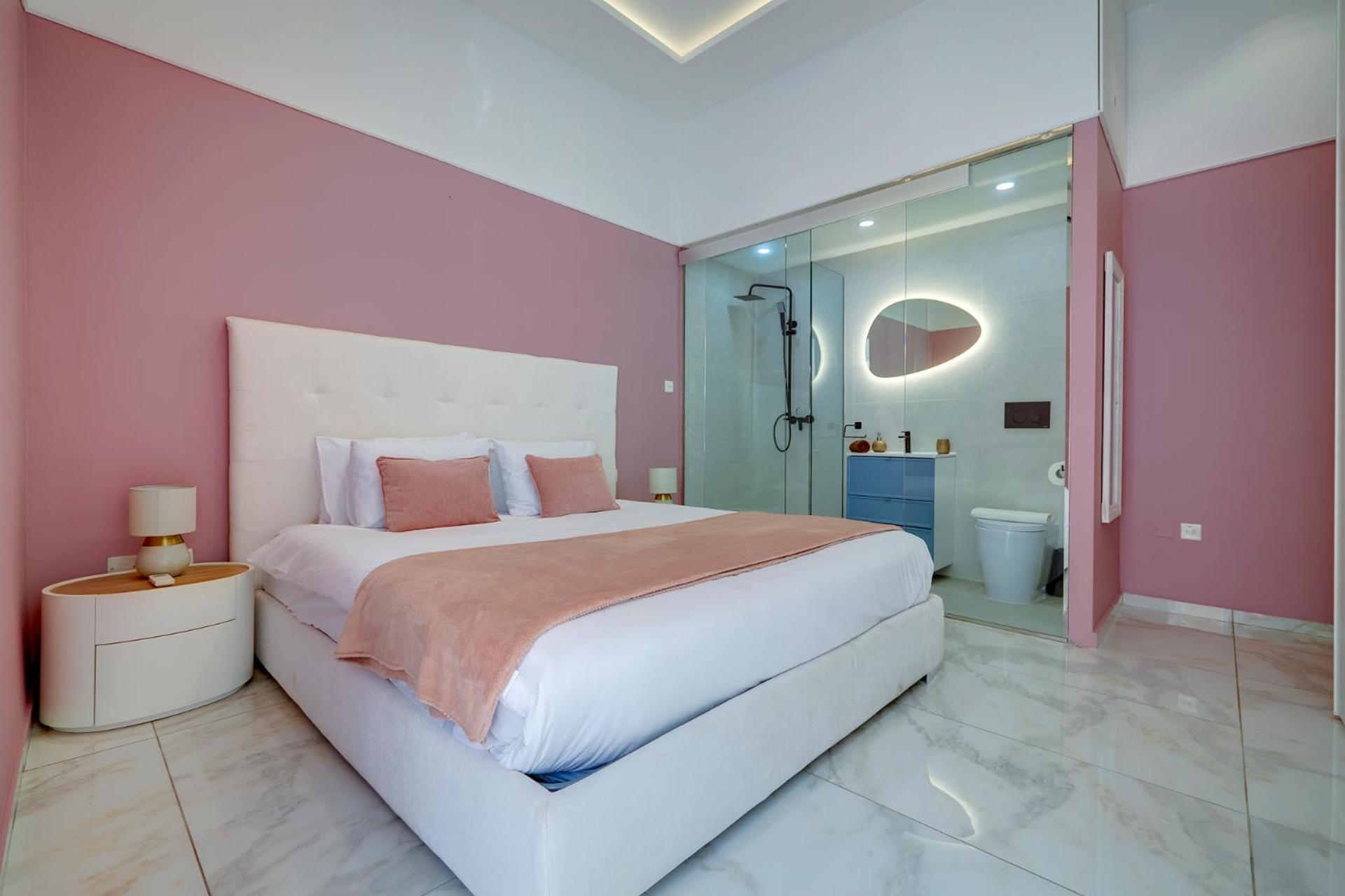 Lux Traditional Townhouse Rooftop Pool in Sliema view 4
