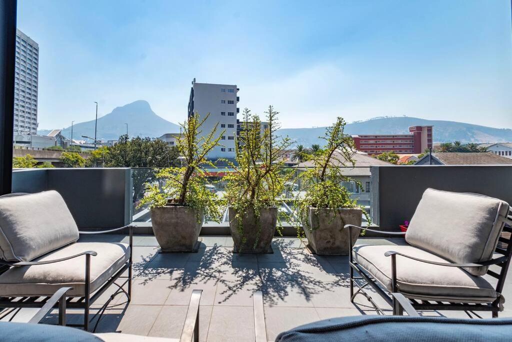 Stylish Sloane Square Oasis with Balcony view 4