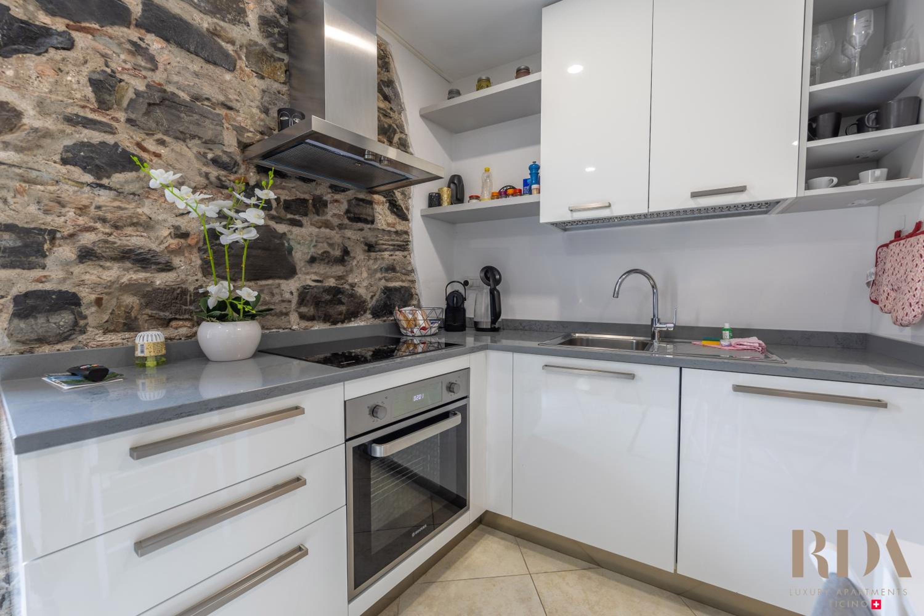 Bella Vista RDA Luxury Apartments vista lago parking