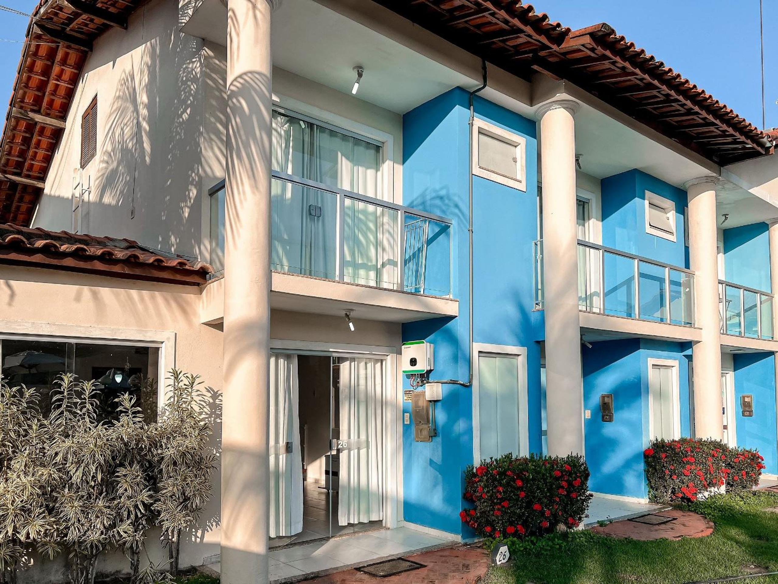 Casas no Residencial Mont Sião com 1, 2 ou 3 suítes (todas com ar condicionado) condomíno a poucos metros da praia de Taperapuã (Axé Moi), com 2 piscinas a