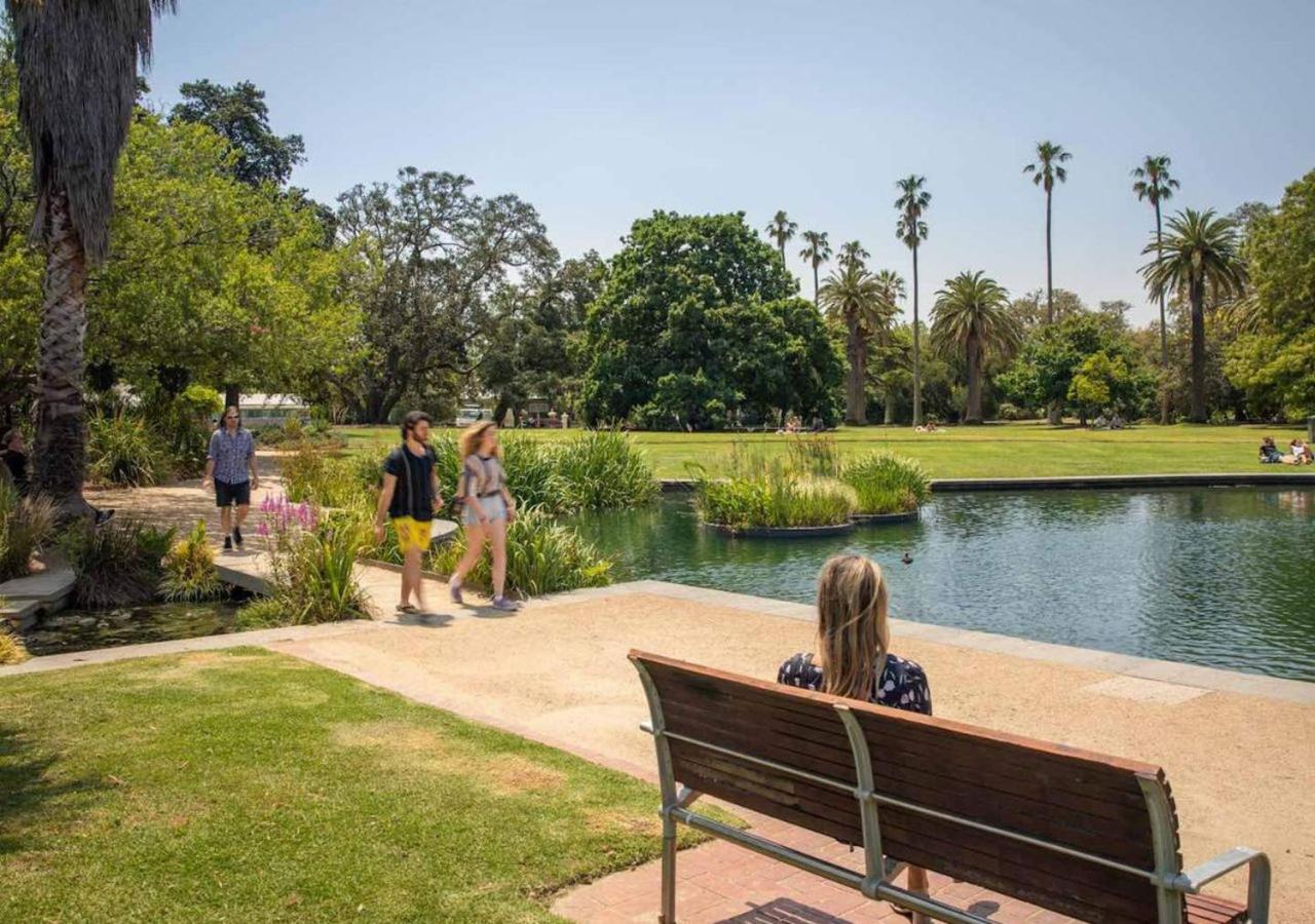 Elwood stylish apartment in botanical location near beach