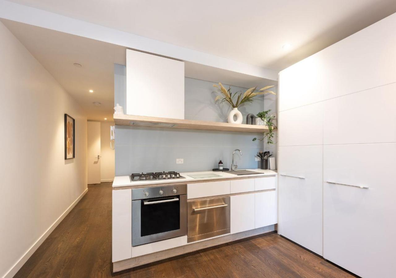 Elwood stylish apartment in botanical location near beach