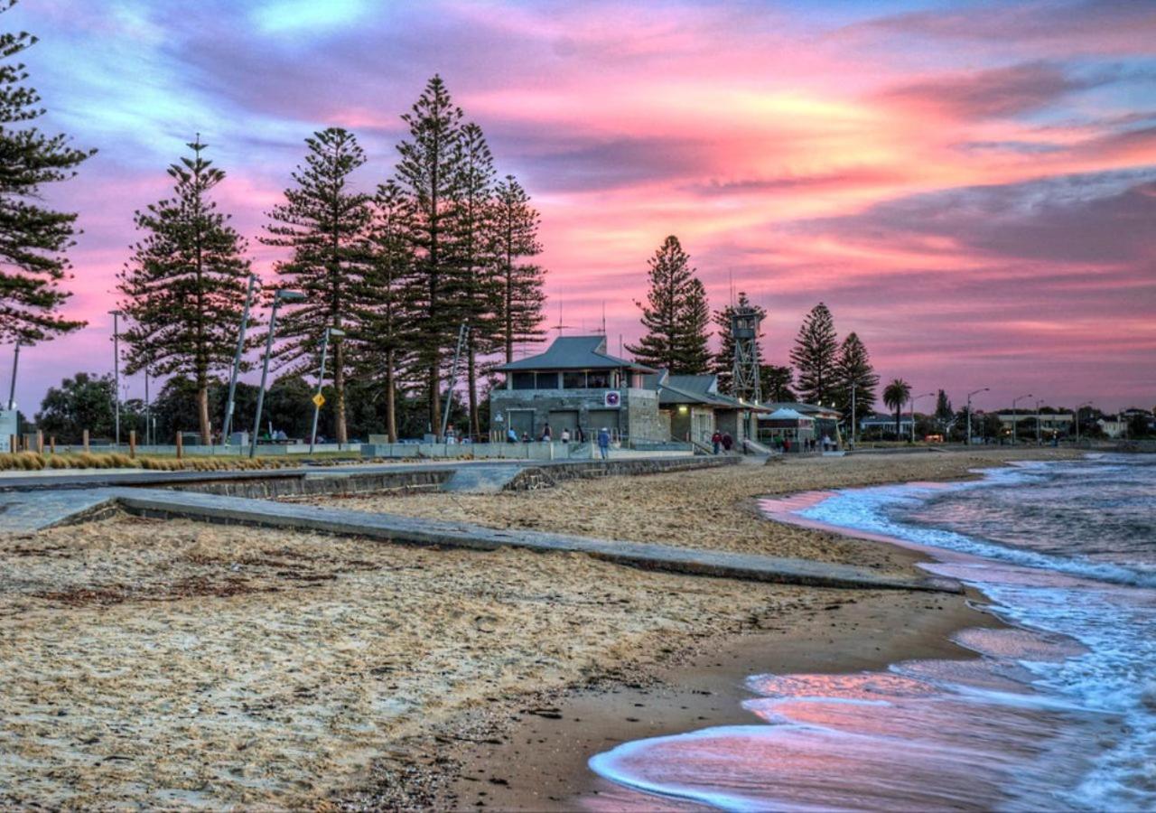 Elwood stylish apartment in botanical location near beach