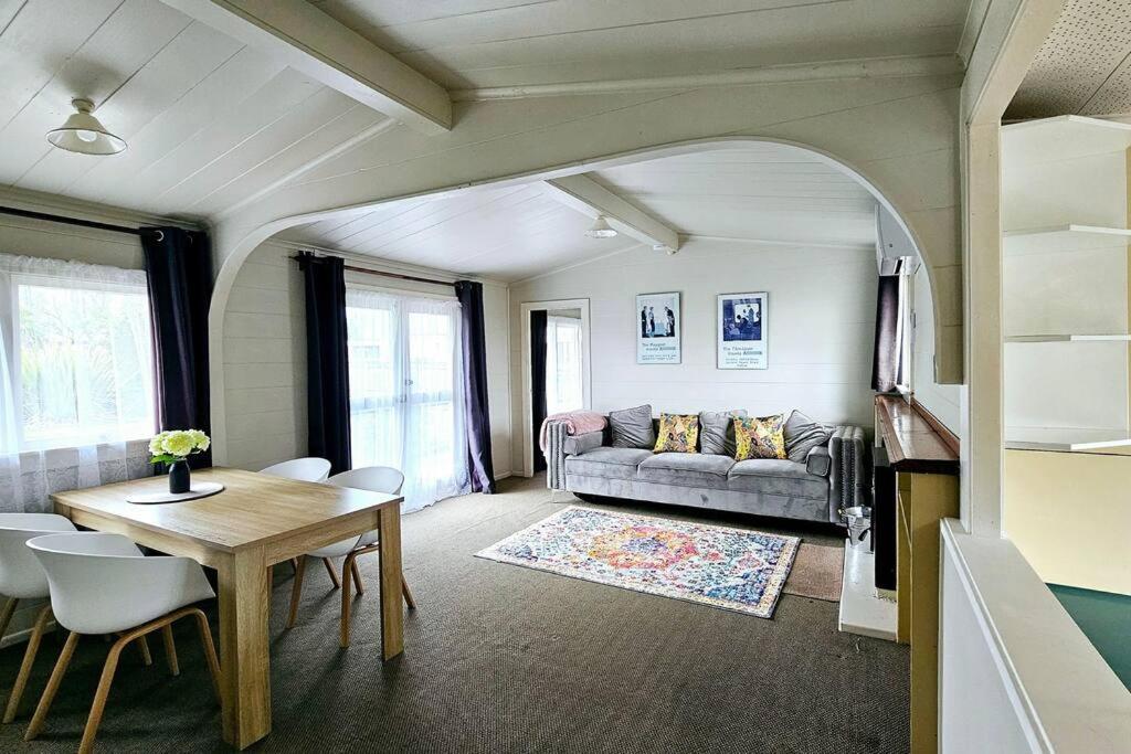 Cosy Lockwood Cottage in Town view 5