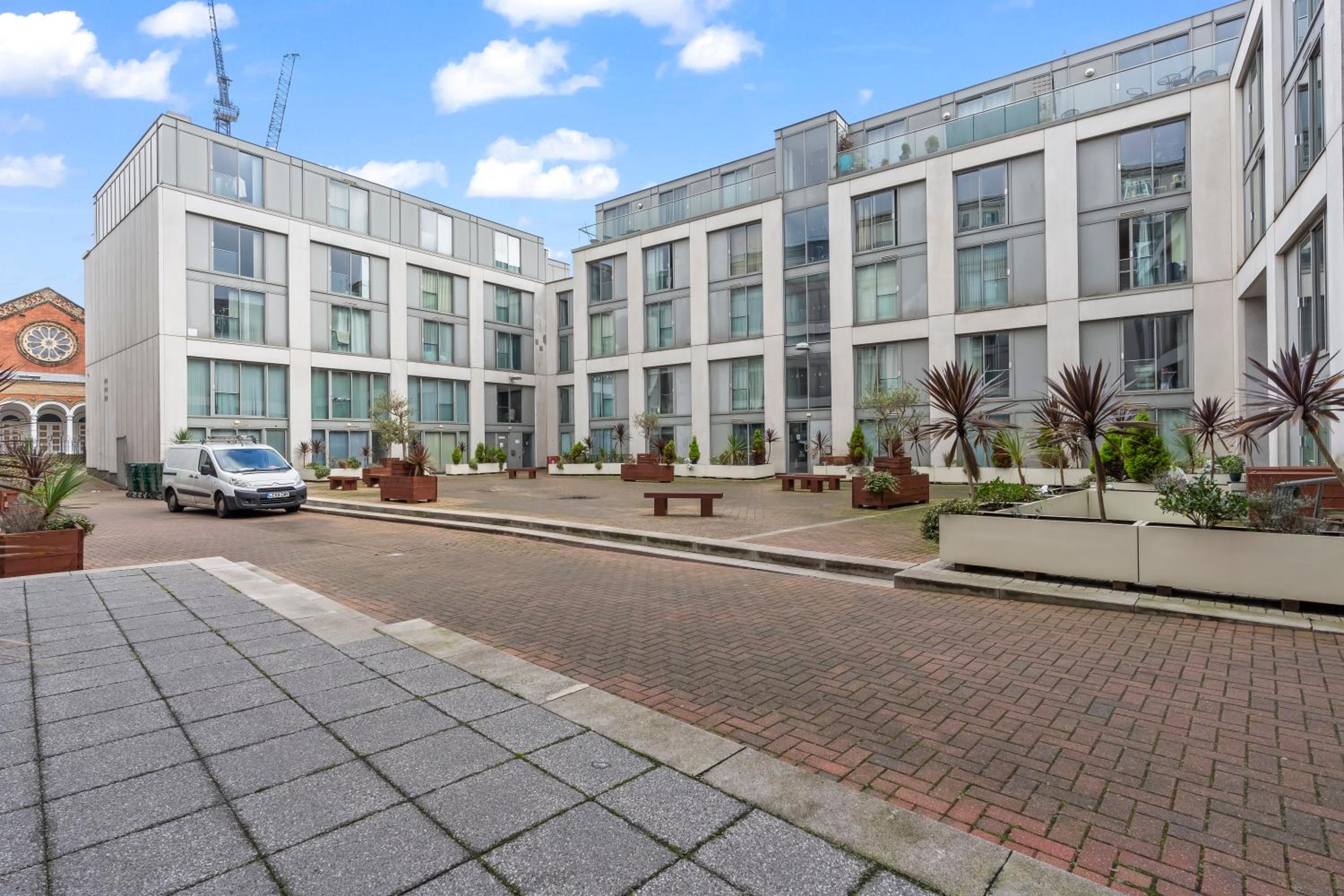 Hotel Heart of City Centre Luxury Apartment with Secure Underground Parking - Image 1