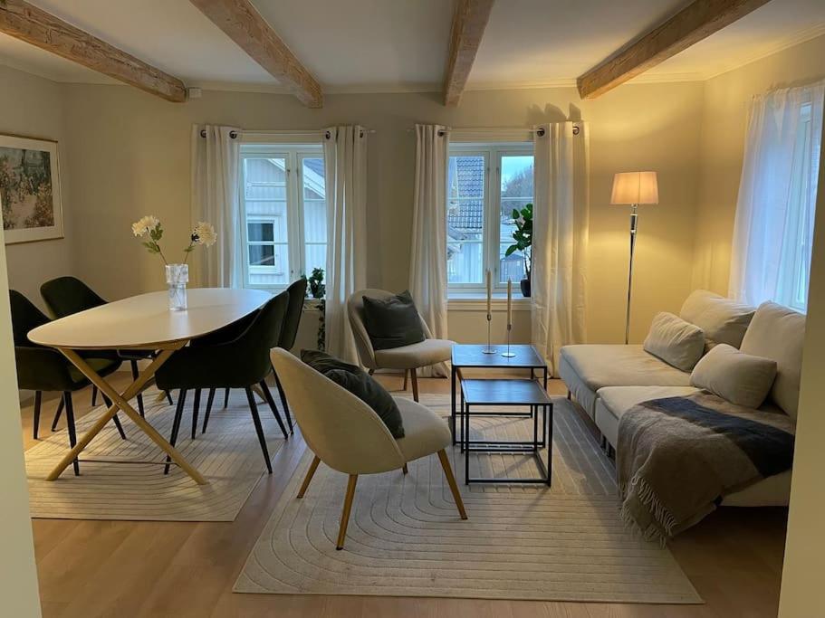 Stilfull bolig med 4 soverom - nær Arendal sentrum med parkering