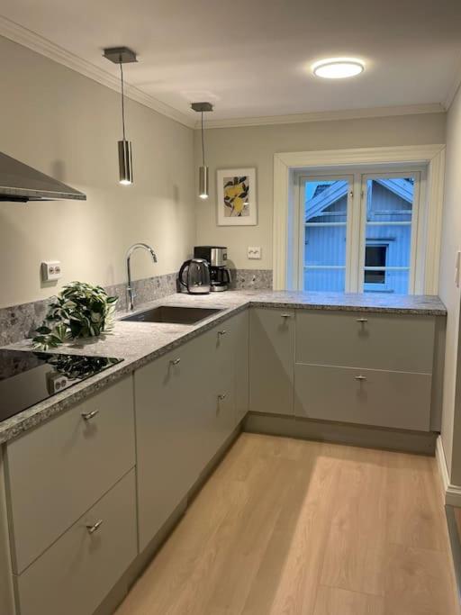 Stilfull bolig med 4 soverom - nær Arendal sentrum med parkering