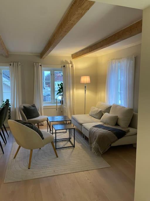 Stilfull bolig med 4 soverom - nær Arendal sentrum med parkering