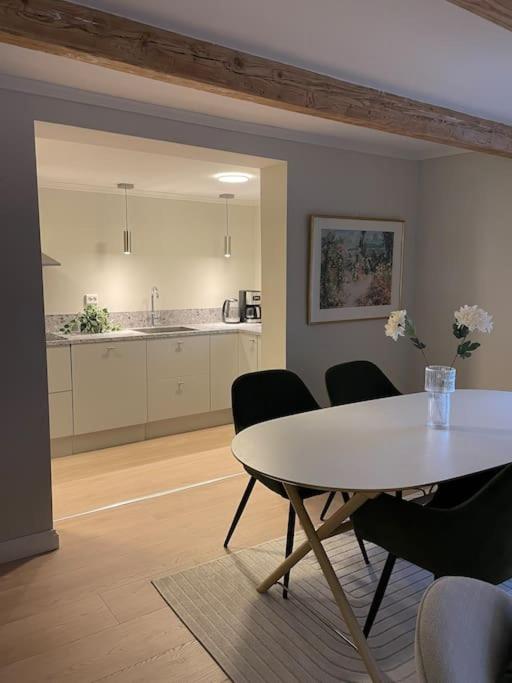 Stilfull bolig med 4 soverom - nær Arendal sentrum med parkering