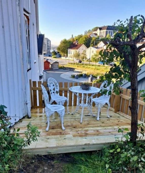 Stilfull bolig med 4 soverom - nær Arendal sentrum med parkering