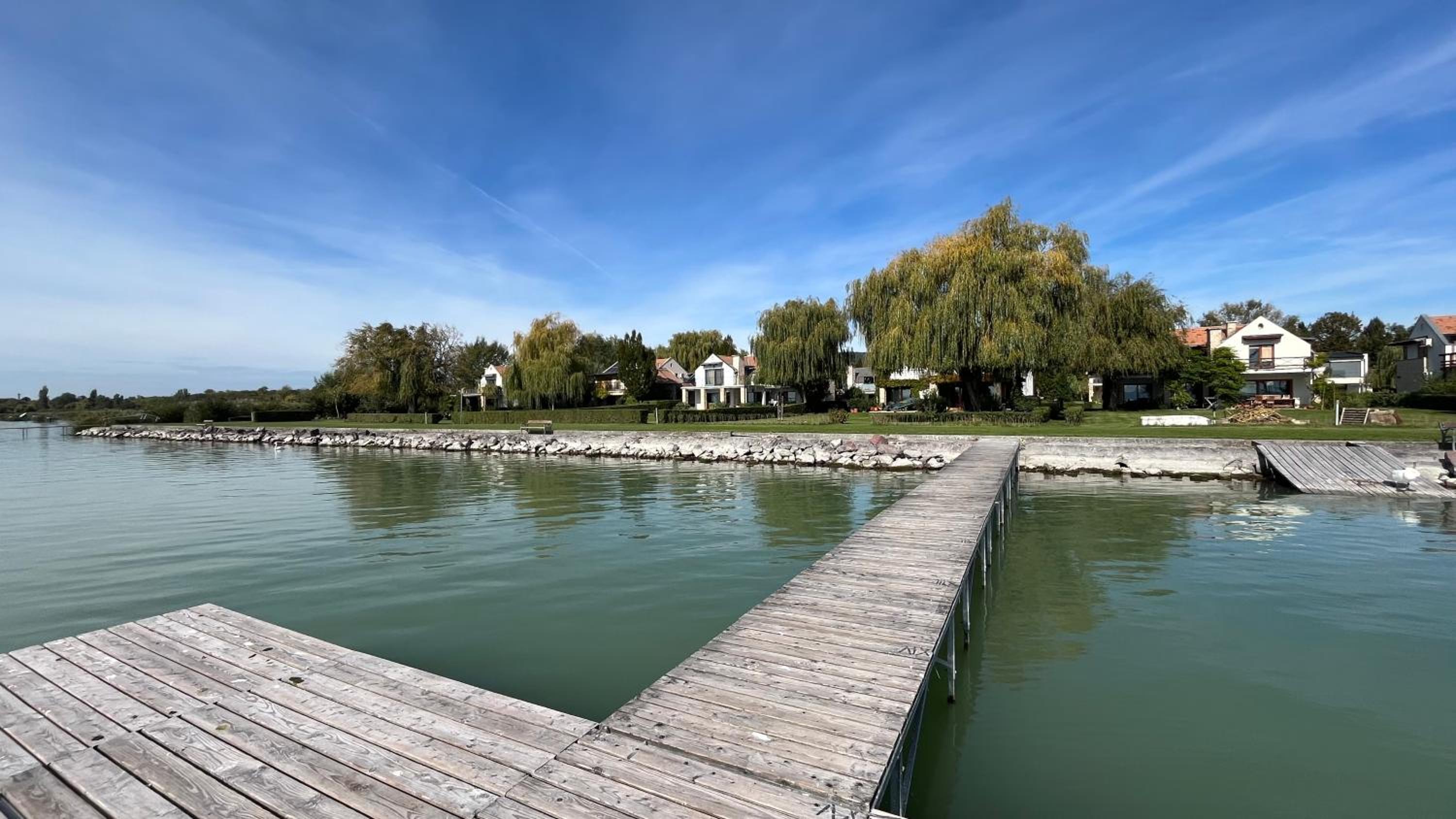 Balatonparti Villa