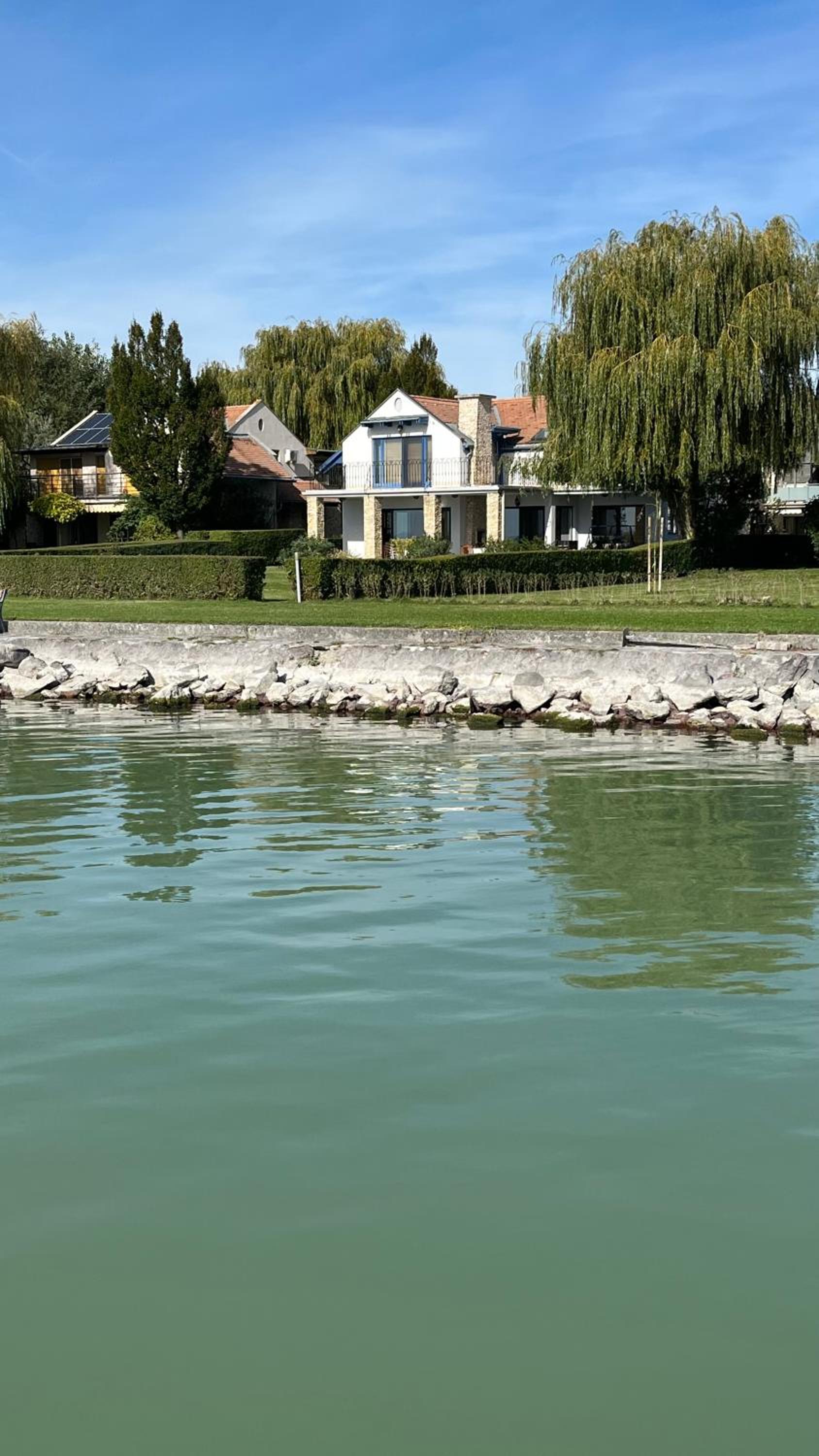 Balatonparti Villa