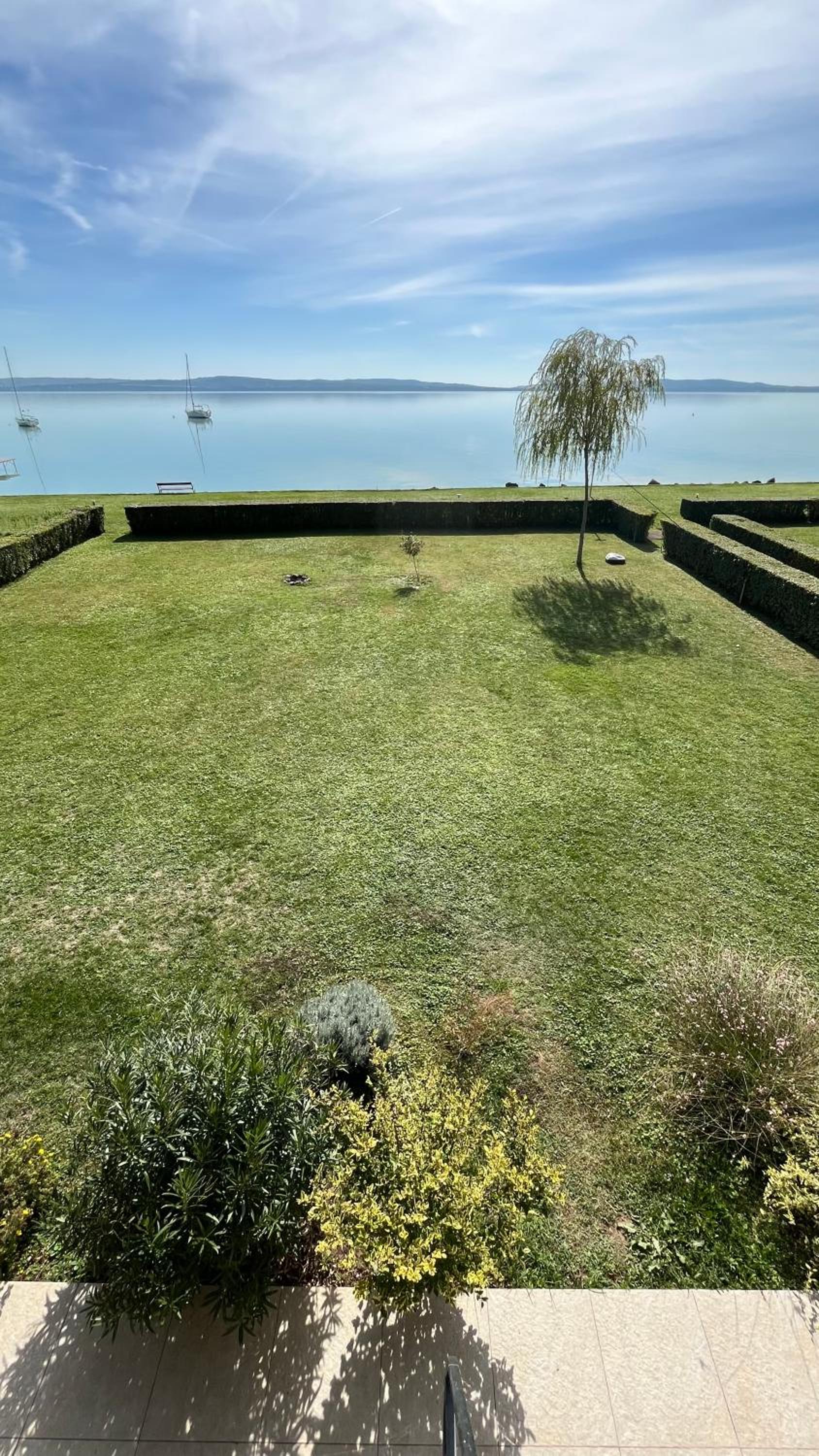 Balatonparti Villa