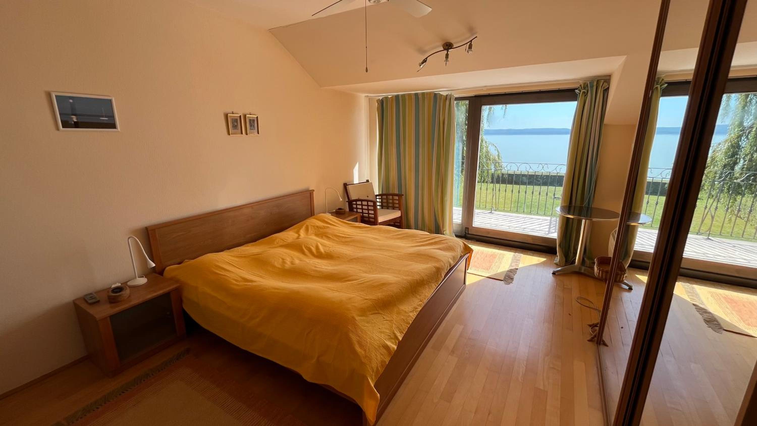 Balatonparti Villa