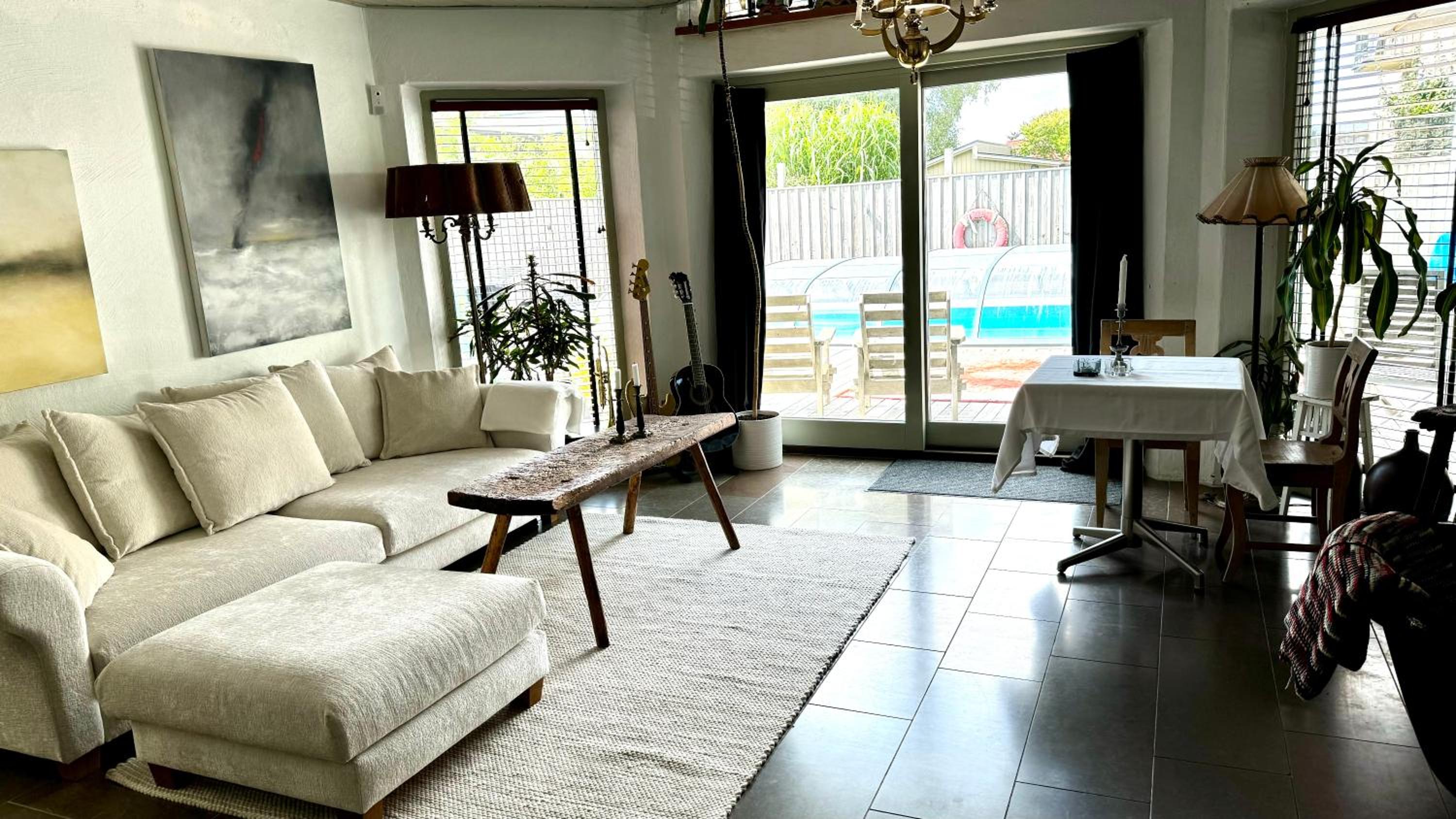 Unikt boende i egen del av hus nära stad och strand