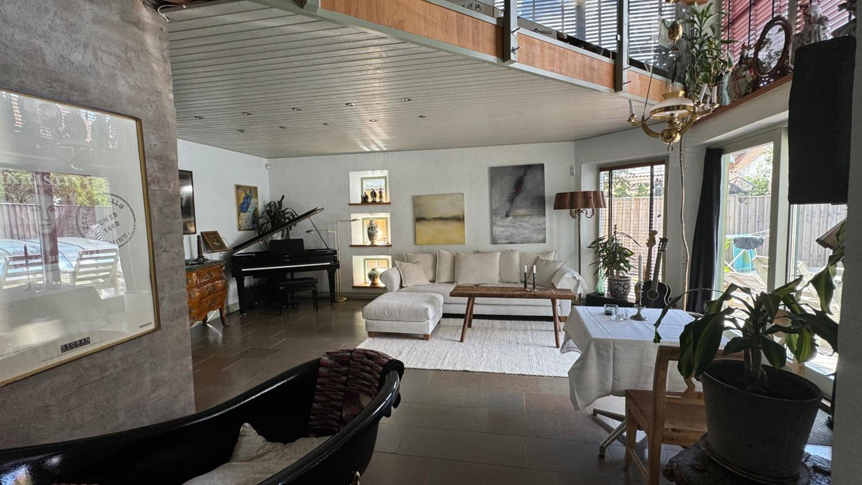 Unikt boende i egen del av hus nära stad och strand