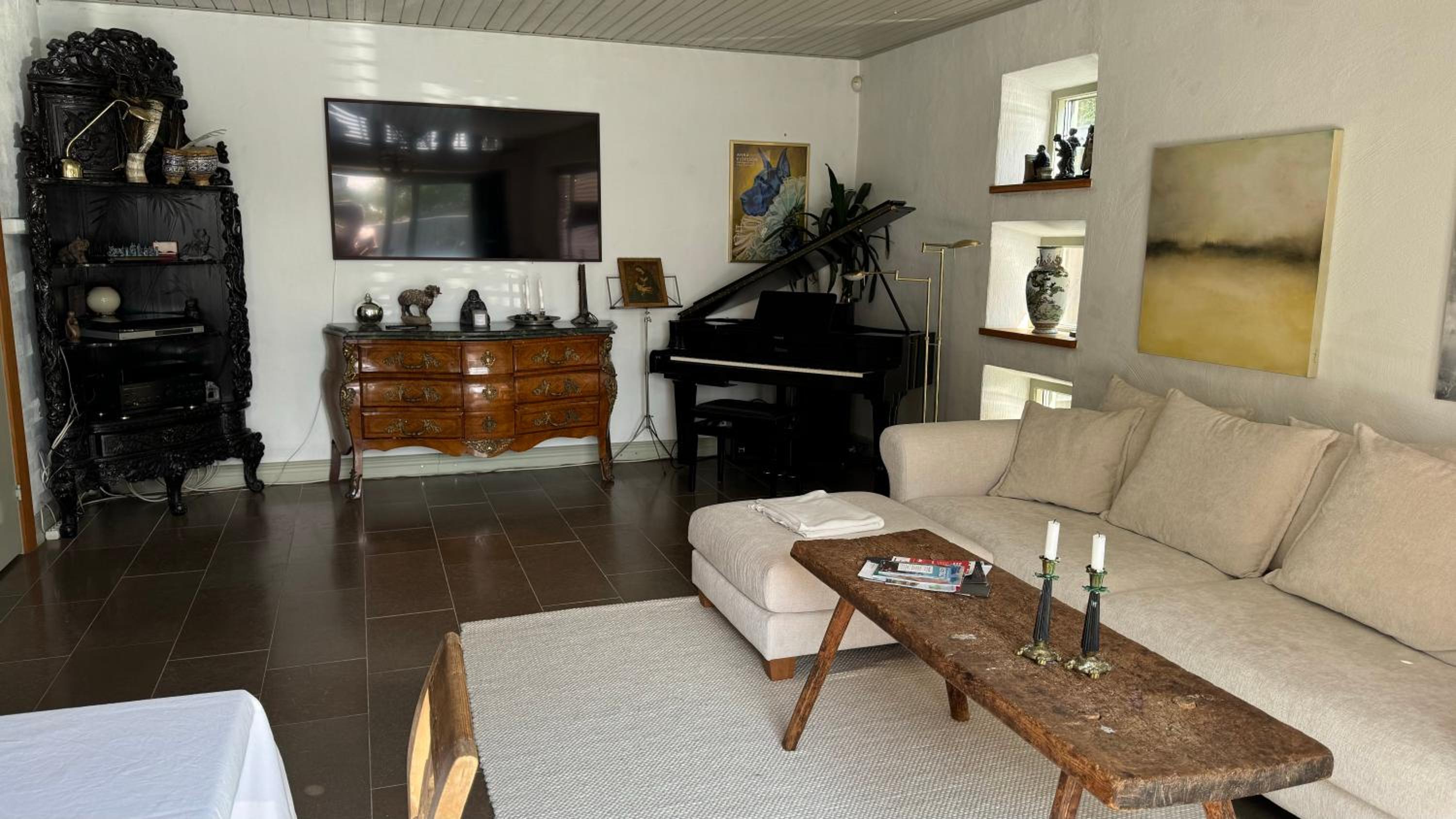 Unikt boende i egen del av hus nära stad och strand