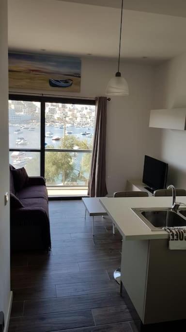 Modern,1 bedroom Seafront apt in St Paul's Bay 3 photo 1