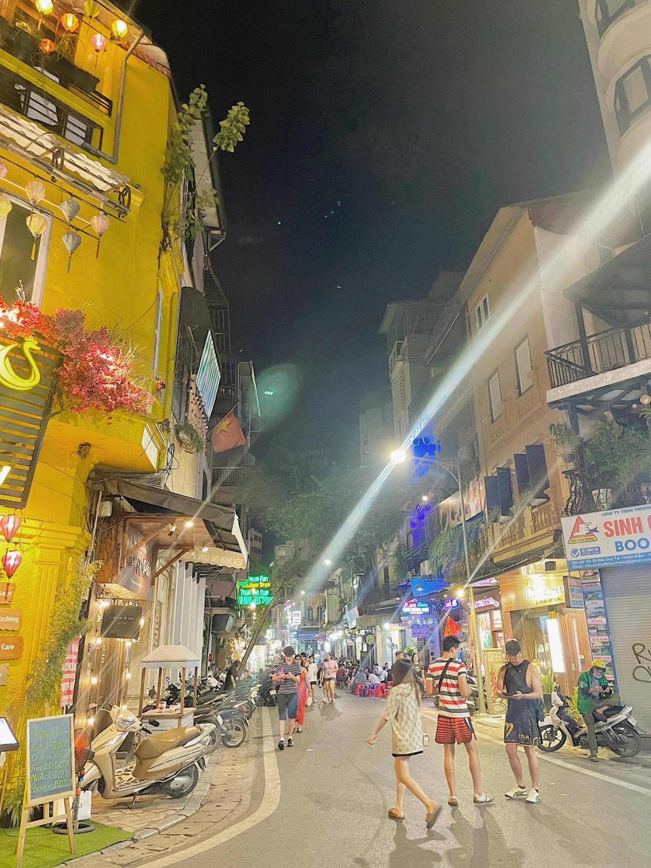 Migo Housing - Lift Access - Hanoi Beer Street - Central and Spacious - Ensuite Kitchen - Ensuite Bathroom