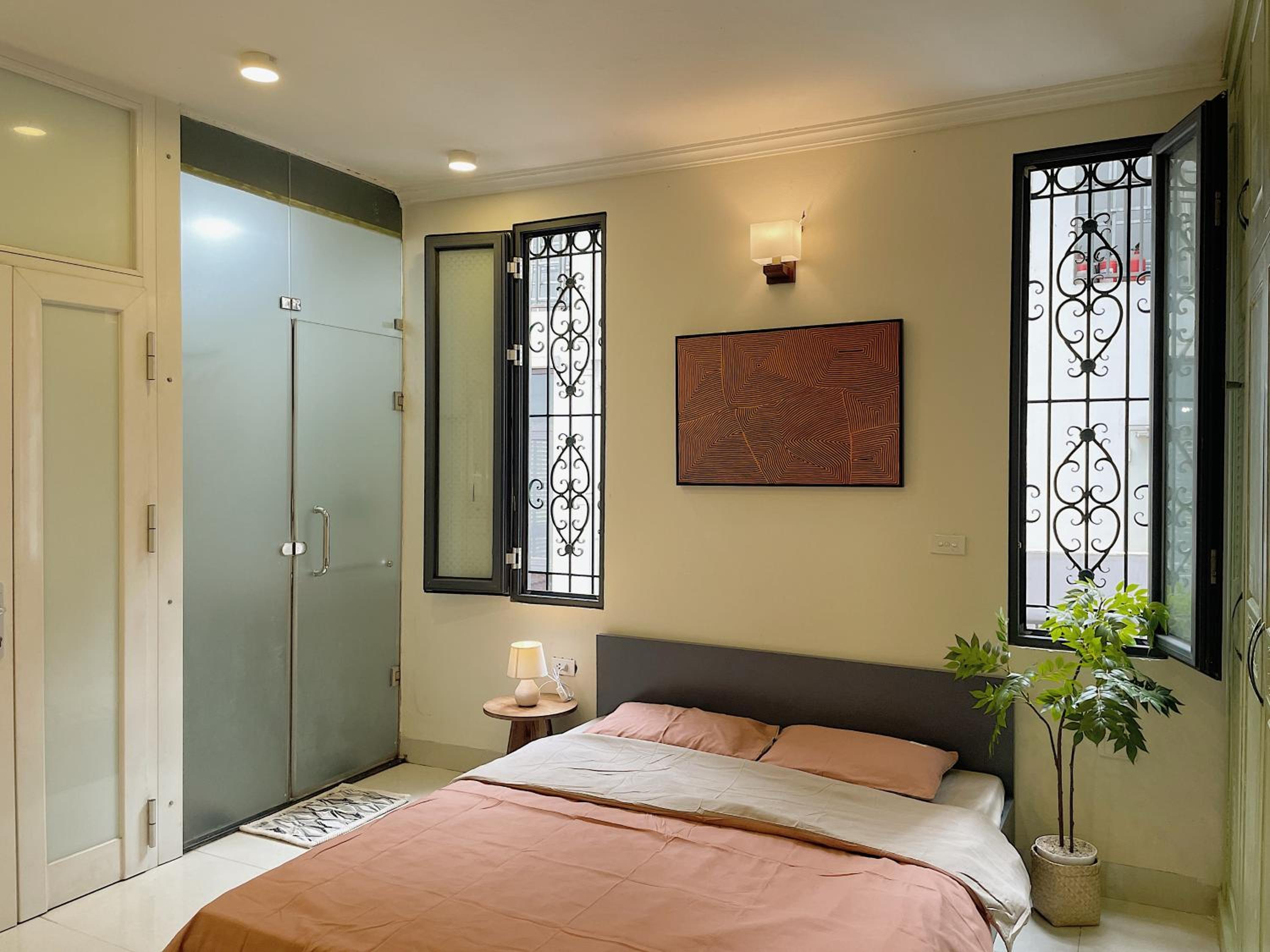 Migo Housing - Lift Access - Hanoi Beer Street - Central and Spacious - Ensuite Kitchen - Ensuite Bathroom