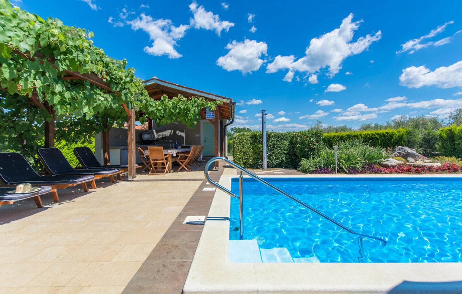 Villa Judita for kids & families near Novigrad with large garden & only 2 km from the beach - for 10 people photo 2
