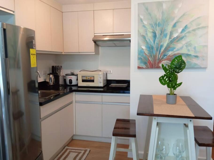 Perfect Staycation at Abreeza Mall with Kitchen, Netflix, Resort-style Pool - Davao Stay Suites T2-815 view 4