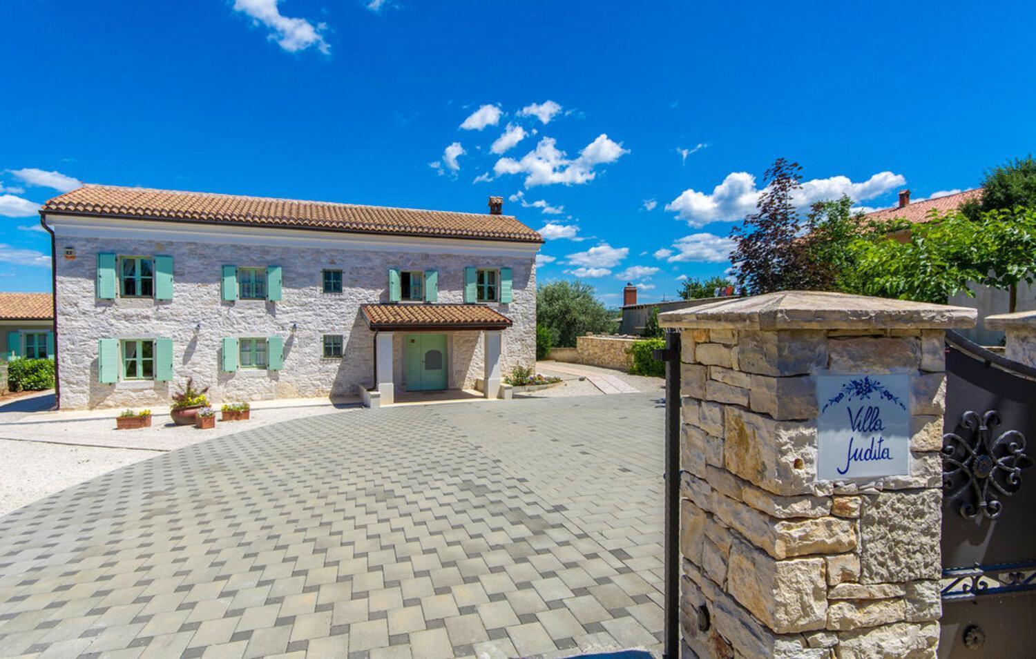Villa Judita for kids & families near Novigrad with large garden & only 2 km from the beach - for 10 people