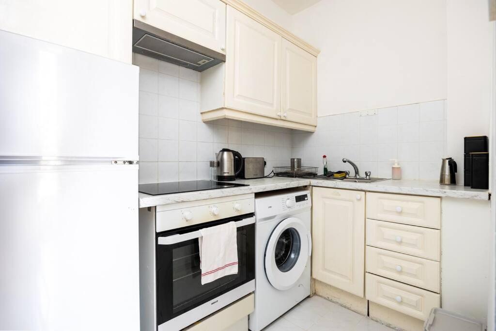 2Bed Flat With Private Balcony and Fireplace
