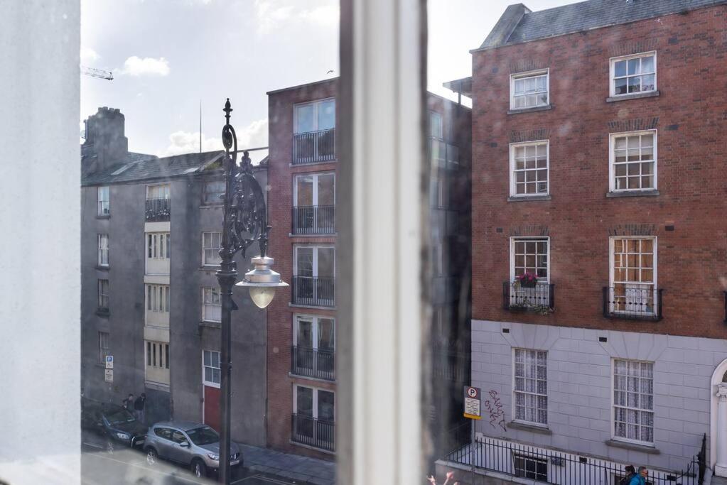 2Bed Flat With Private Balcony and Fireplace