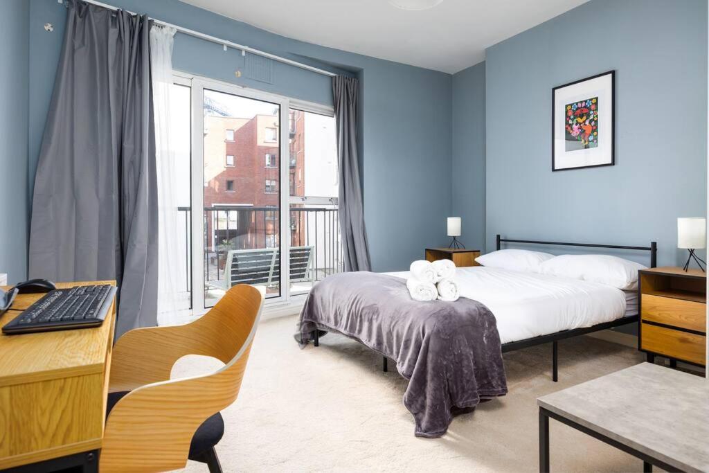 2Bed Flat With Private Balcony and Fireplace