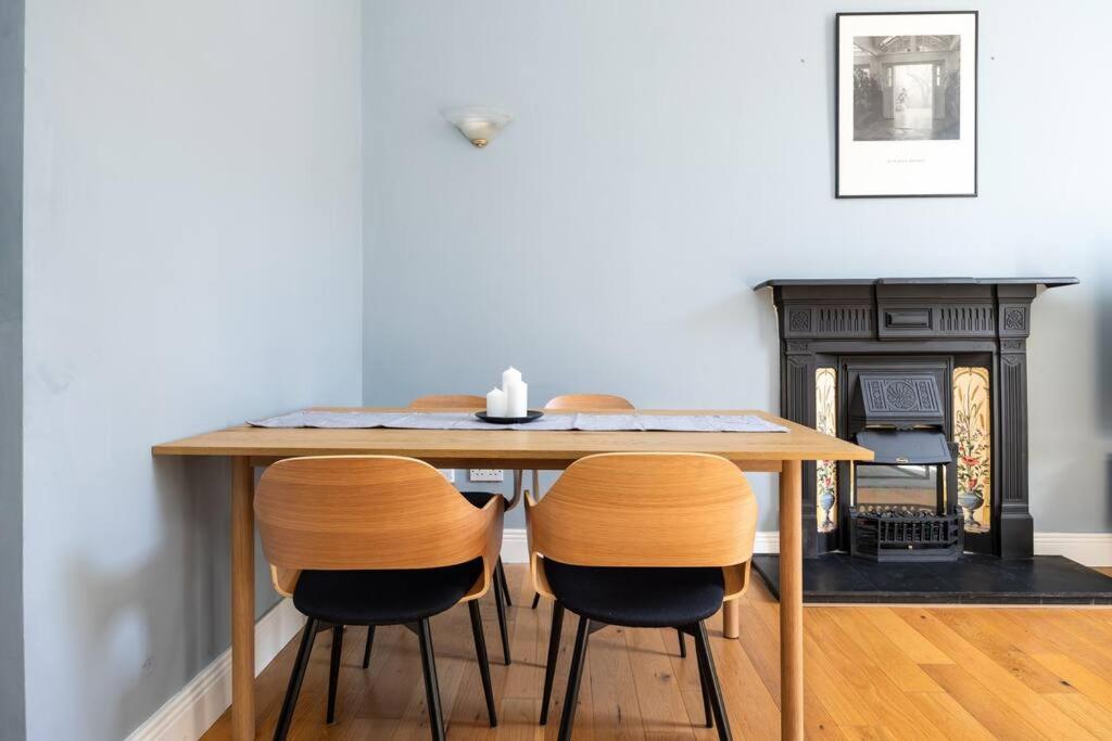 2Bed Flat With Private Balcony and Fireplace