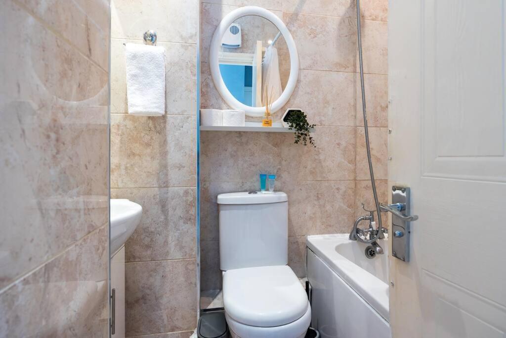 2Bed Flat With Private Balcony and Fireplace