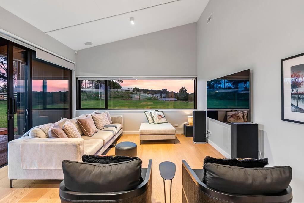 Skyfall - Luxury Country Retreat