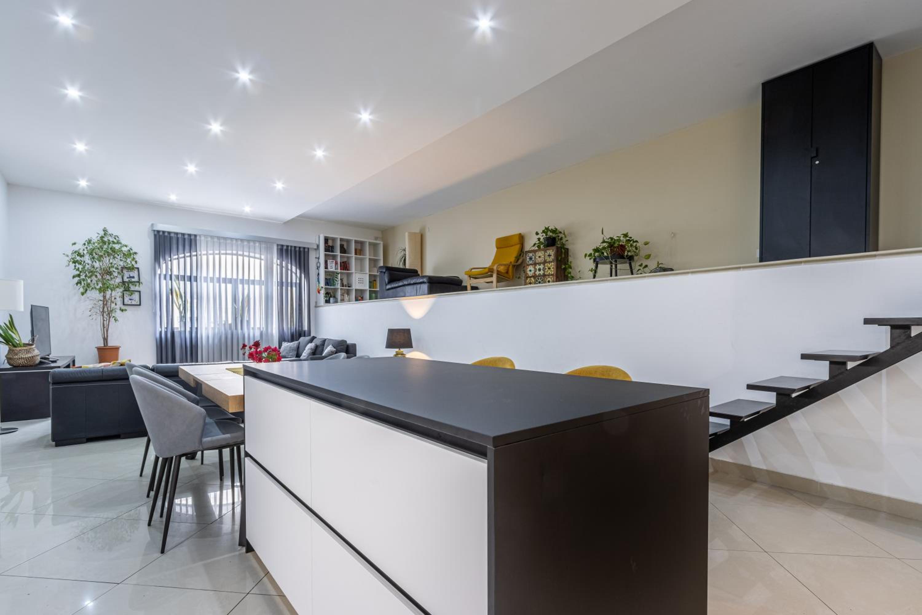 Spacious and stylish apartment photo 4