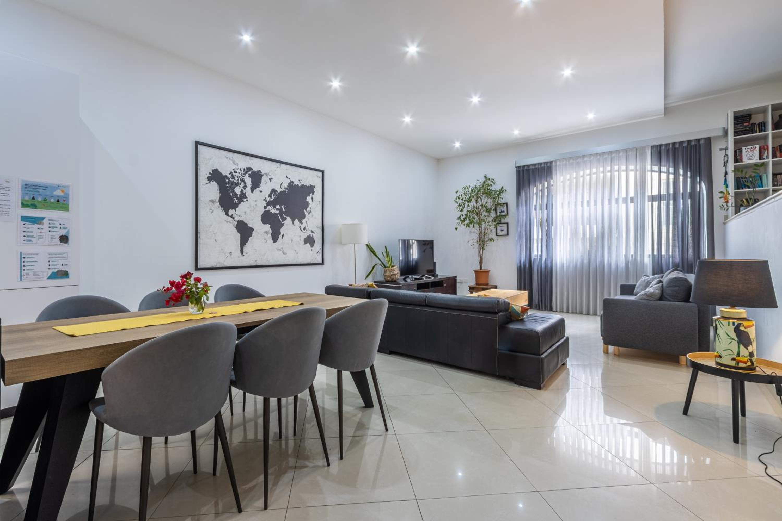 Spacious and stylish apartment photo 2
