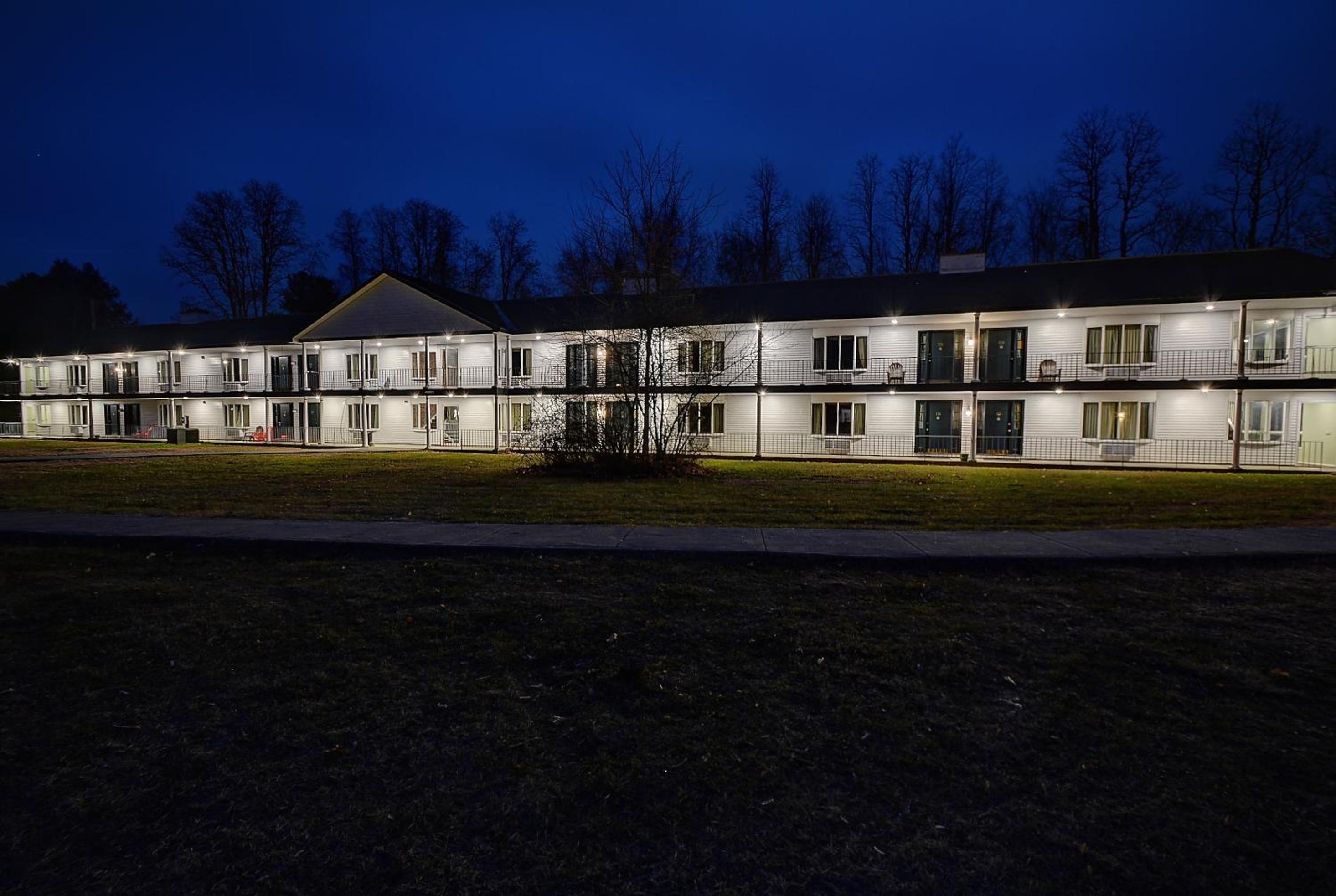 Brattleboro Vacations - Colonial Motel and Spa - Property Image 2