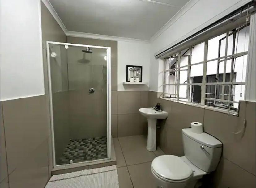 A cozy cottage in Bryanston view 5