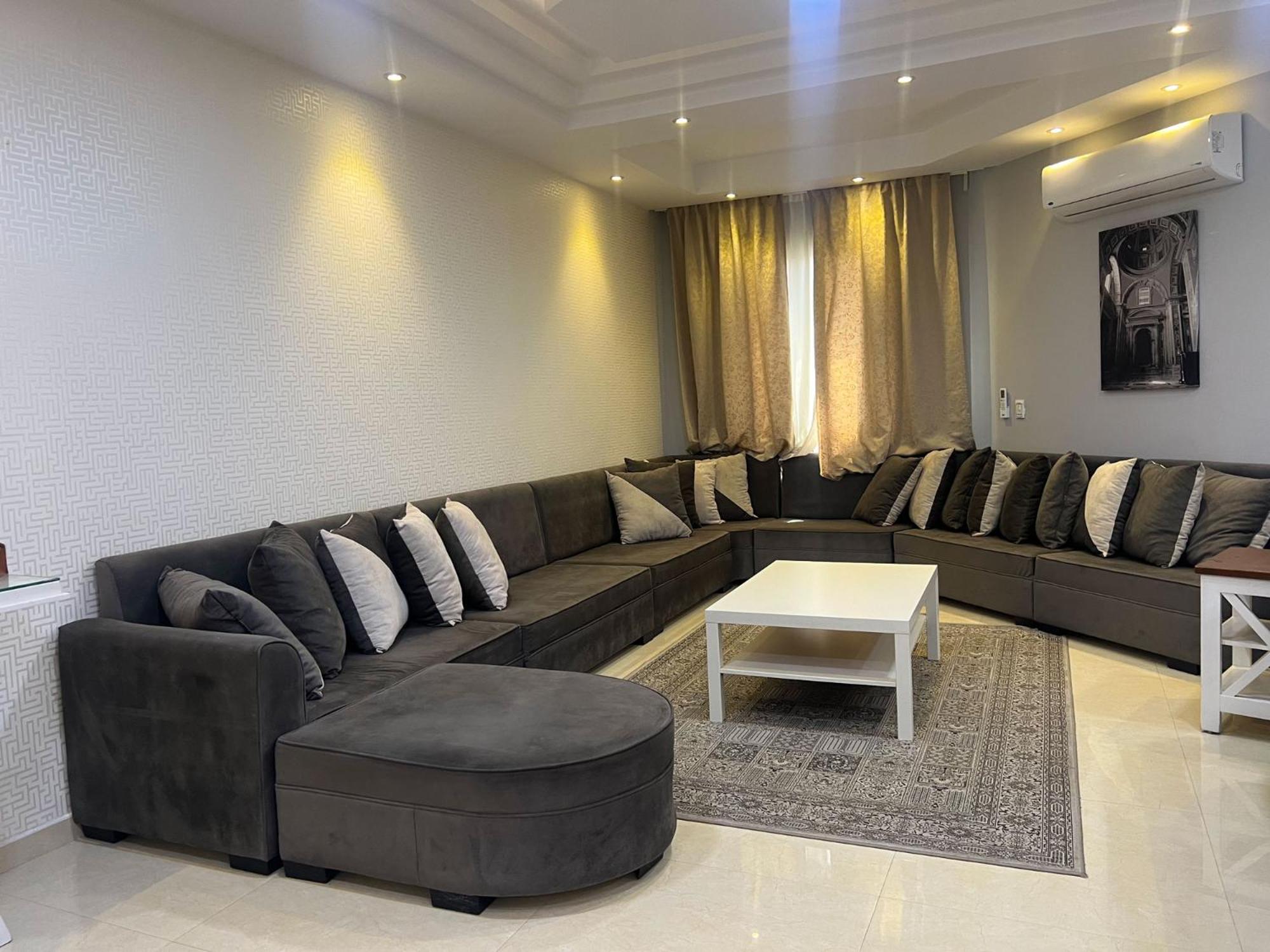 P90 Mall Spacious Apartment in New Cairo