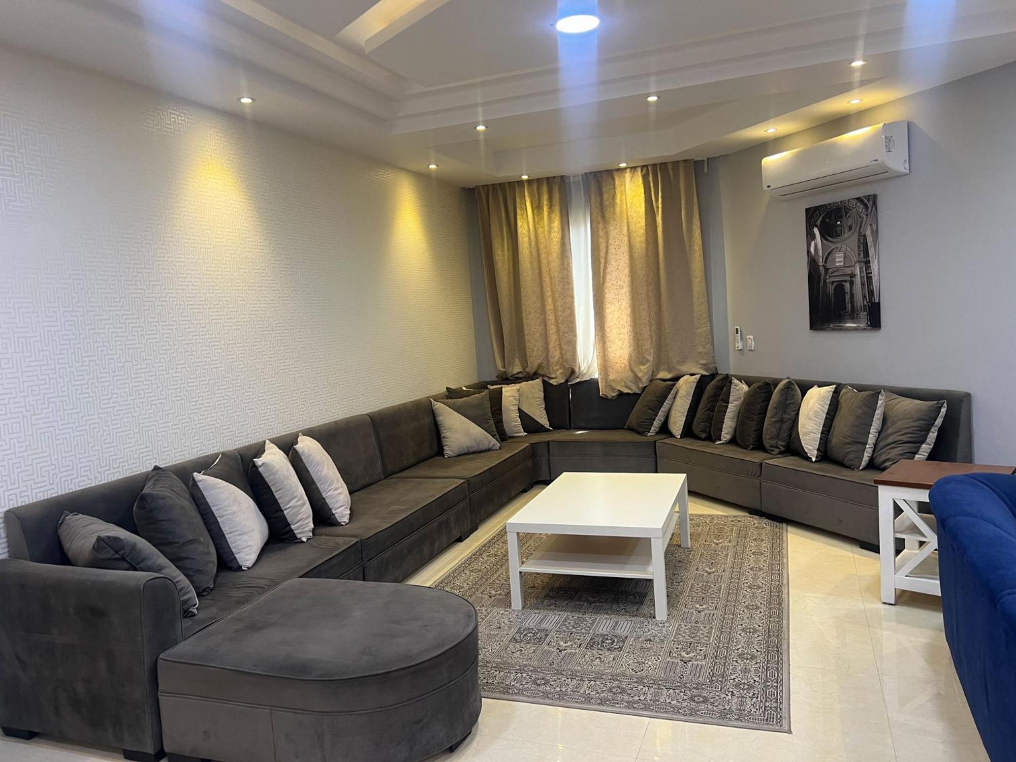P90 Mall Spacious Apartment in New Cairo