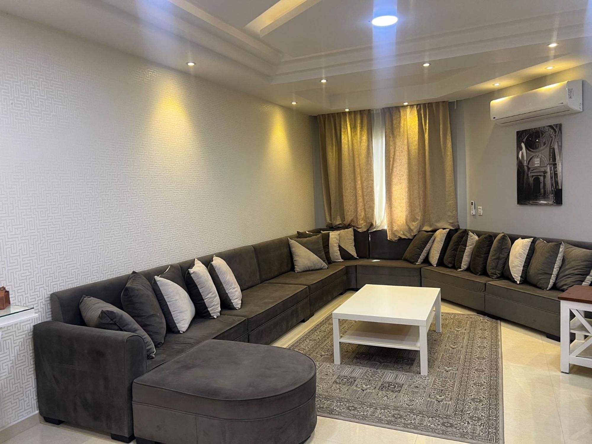 P90 Mall Spacious Apartment in New Cairo