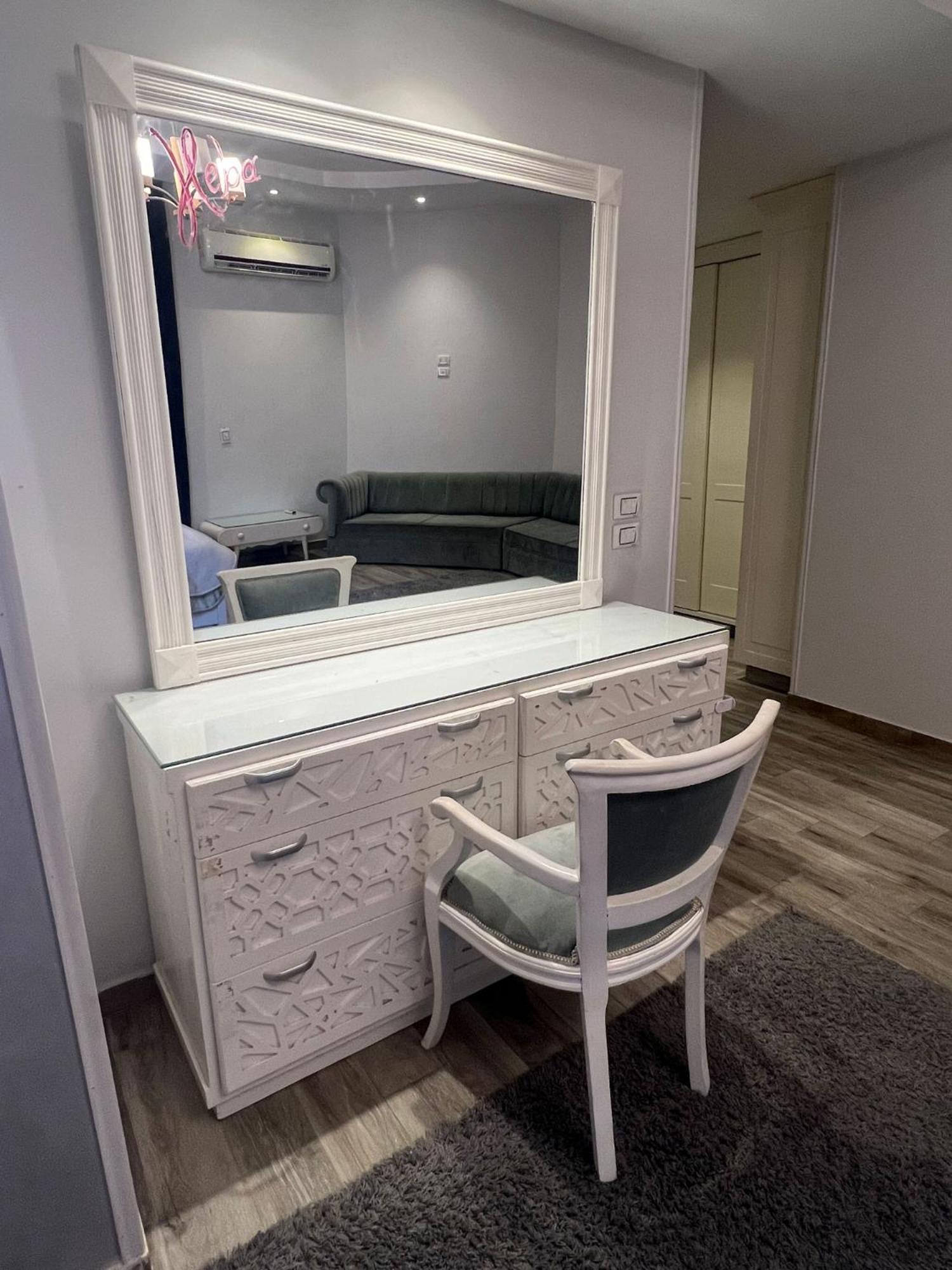 P90 Mall Spacious Apartment in New Cairo
