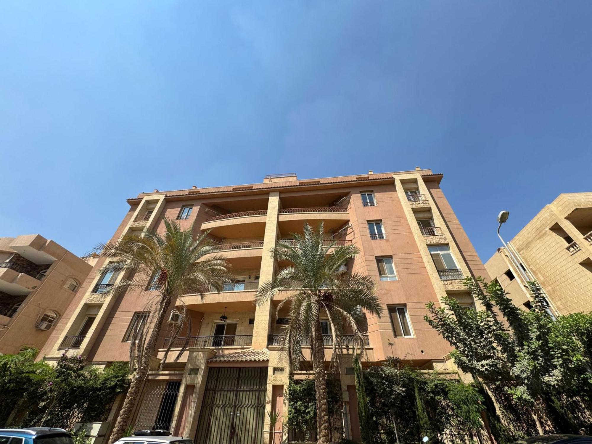 P90 Mall Spacious Apartment in New Cairo
