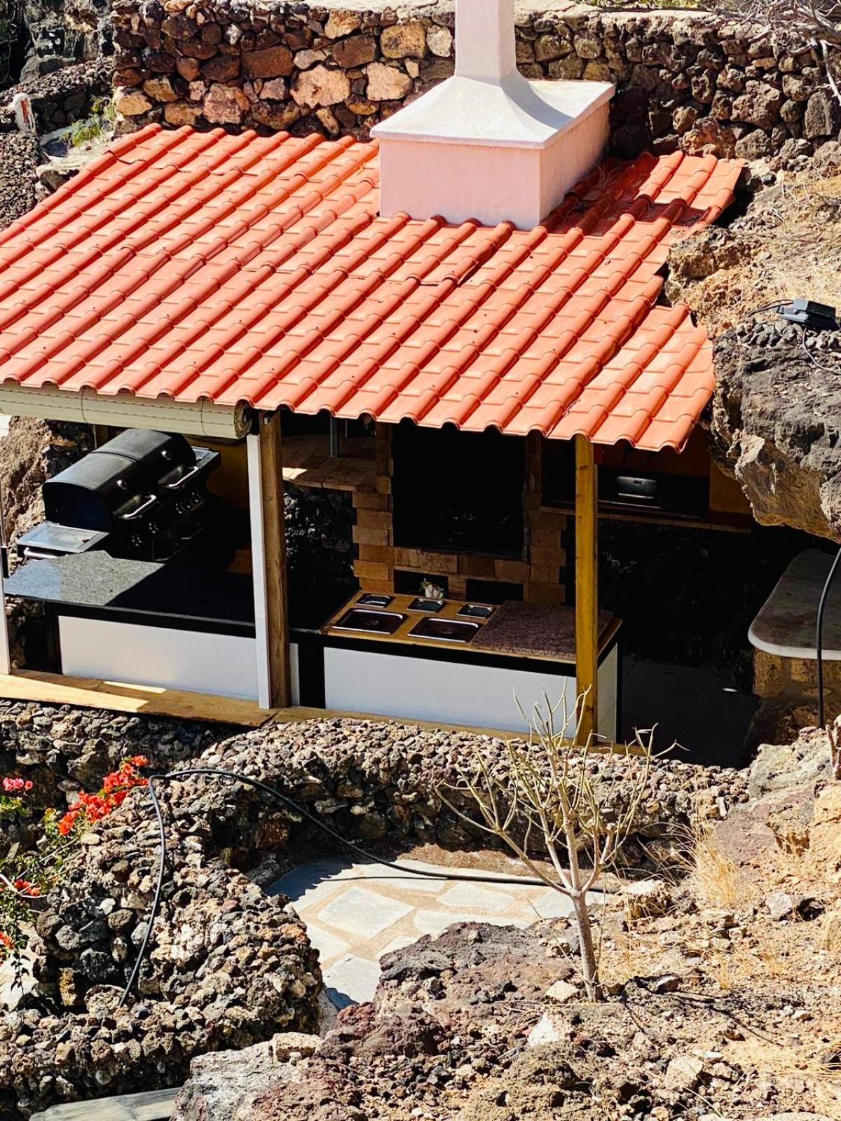 Large Heated Pool, Hot Tub, Bar, Games Room, Gym, 2 Caves, New Outdoor Kitchen view 5