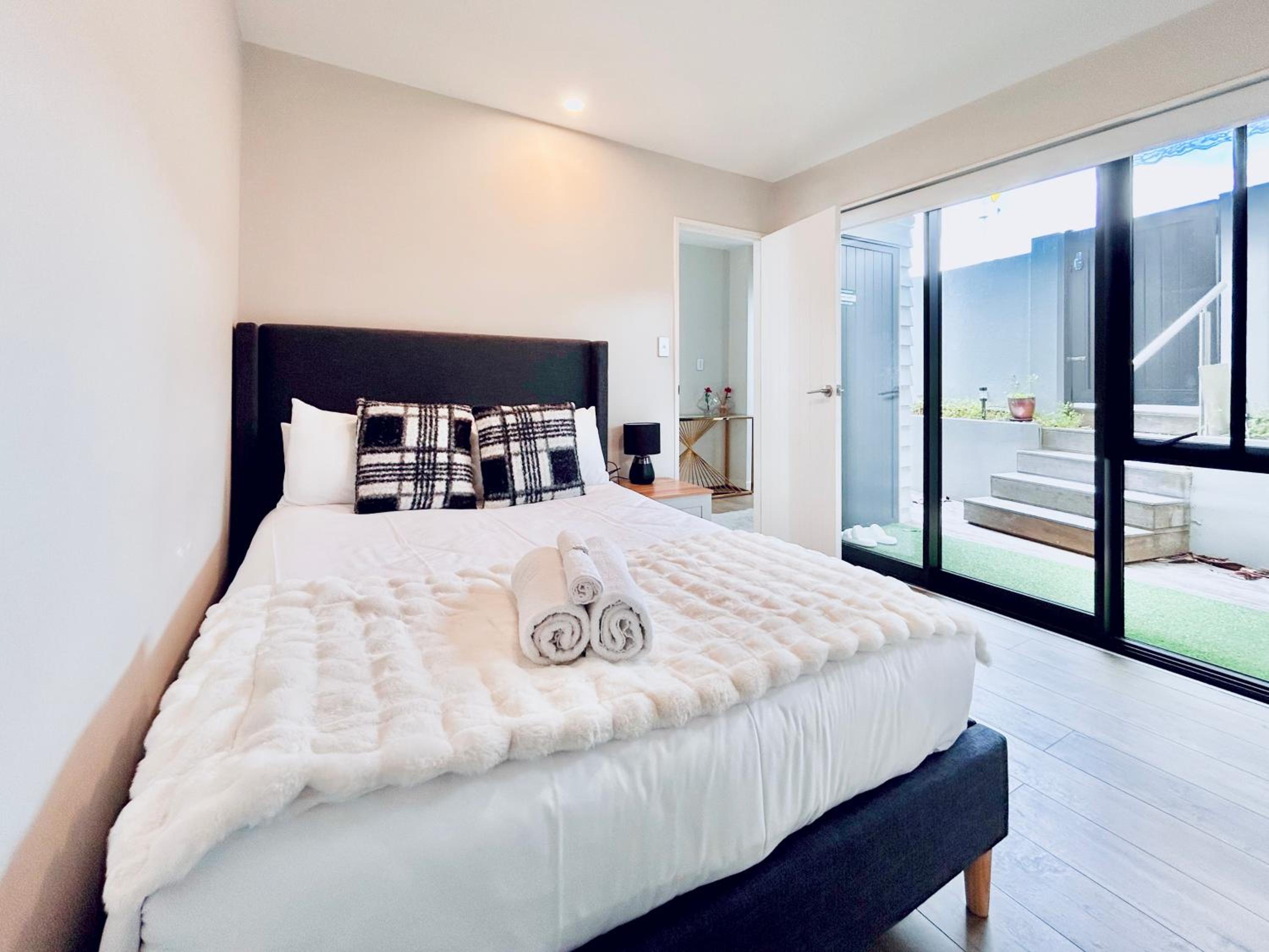 Nearly New 3bed Townhouse 3km to CBD view 4