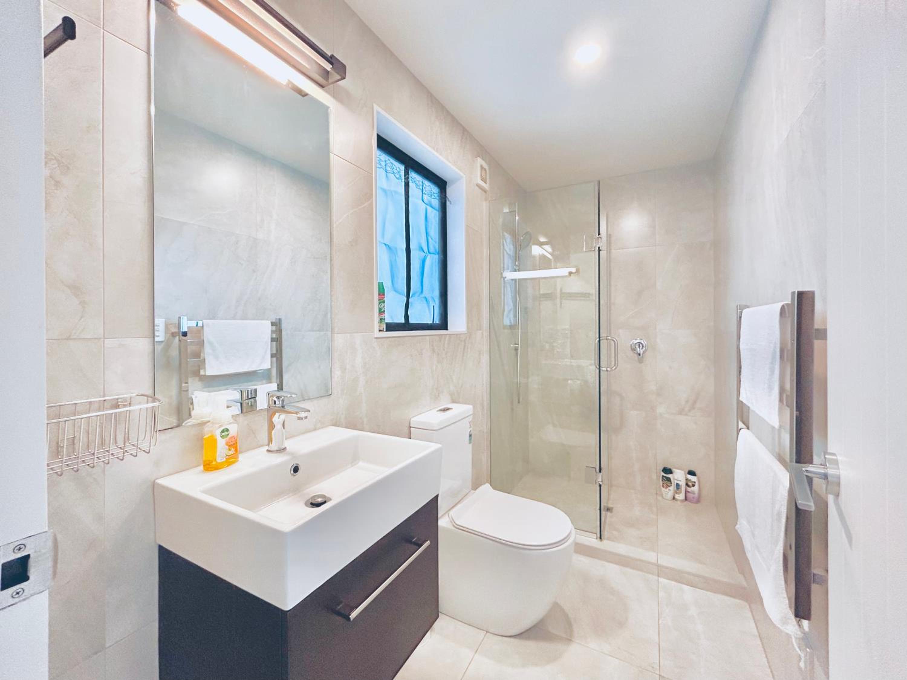 Nearly New 3bed Townhouse 3km to CBD view 5